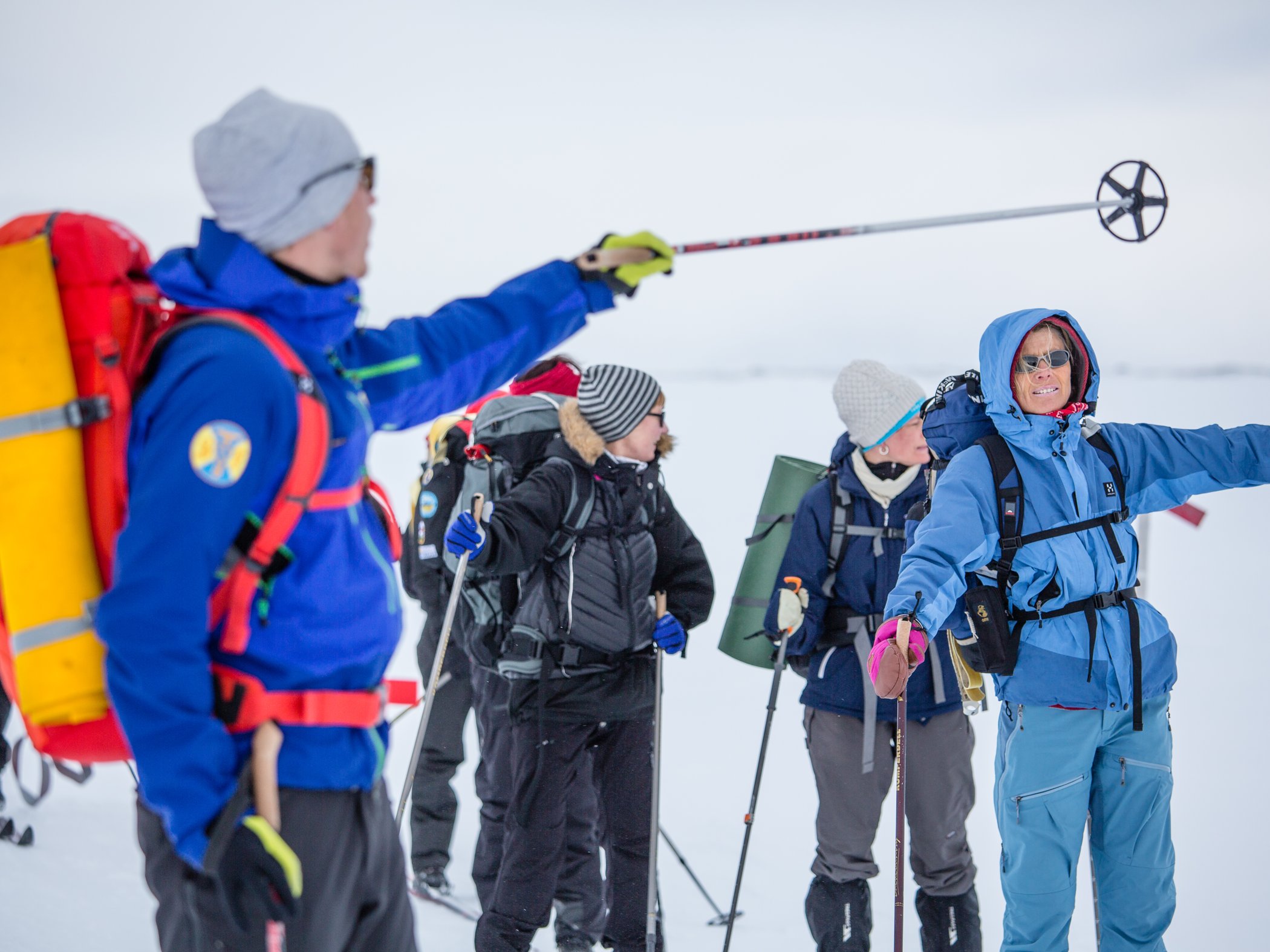 Guide som visar skidåkare vägen.
