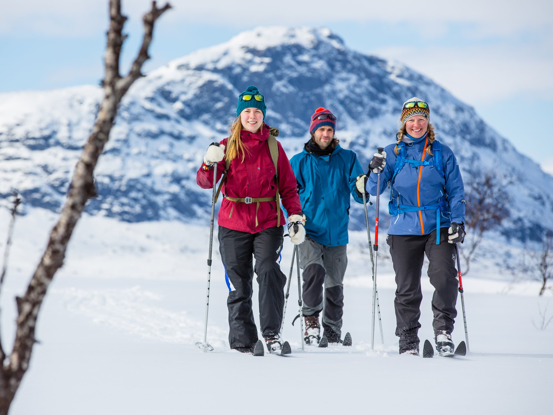 Tre turskidåkare på fjället.