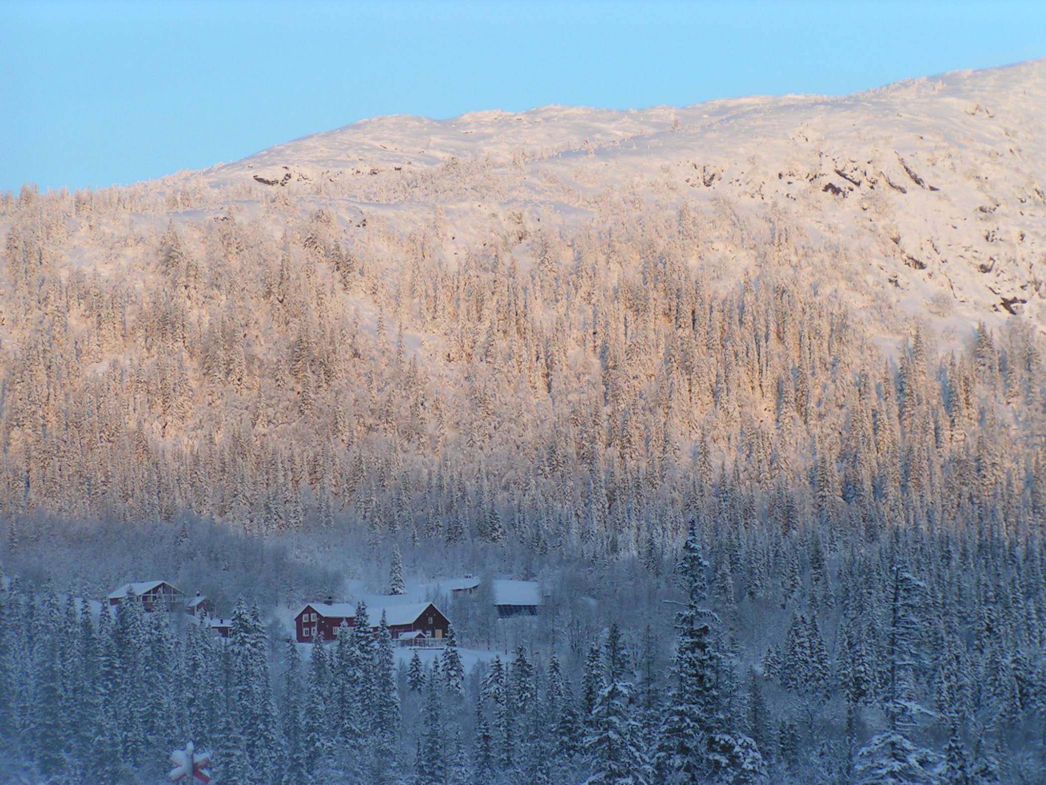 Flygfoto över Almdalens Fjällgård under vintern.