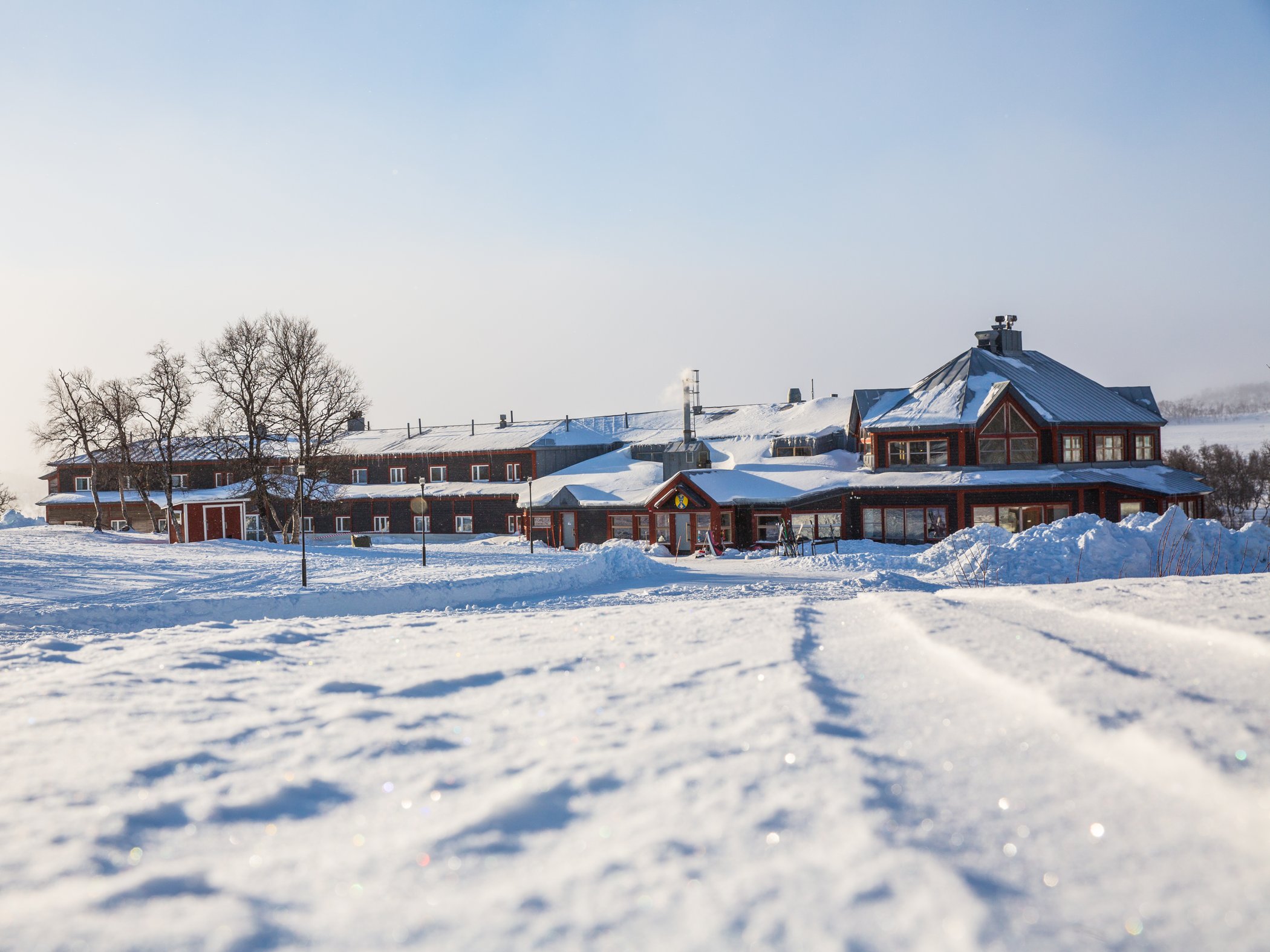 Storulvån fjällstation i snö.