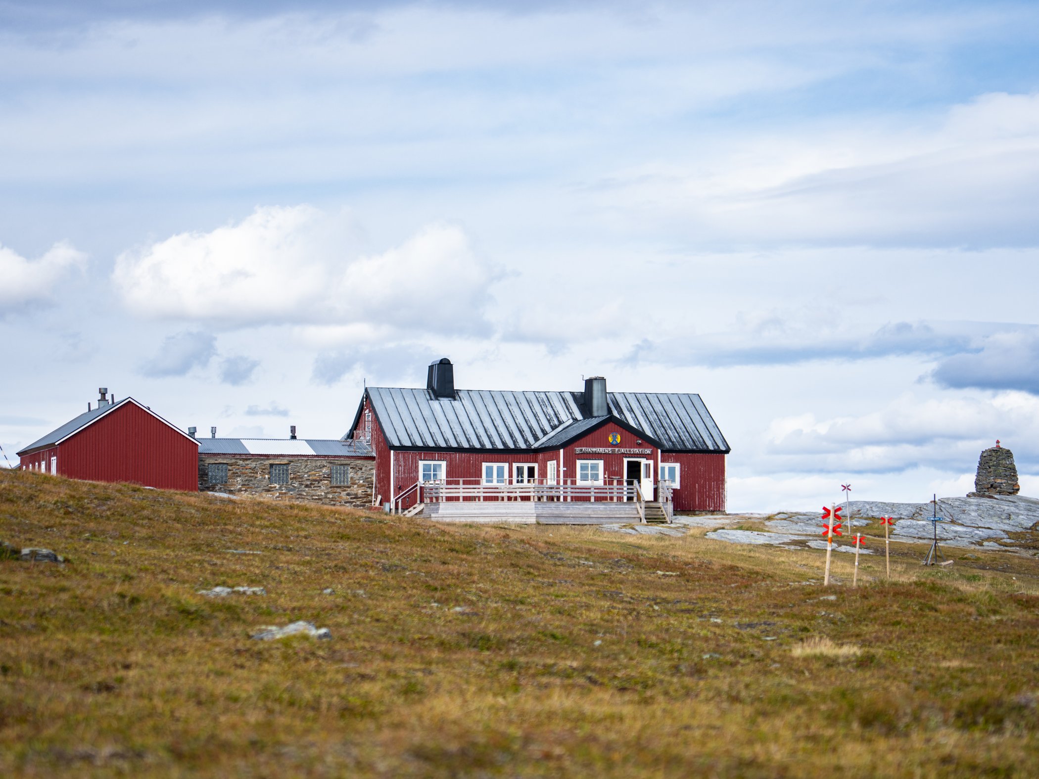 STF Blåhammarens fjällstation på kalfjäll under molnig himmel.