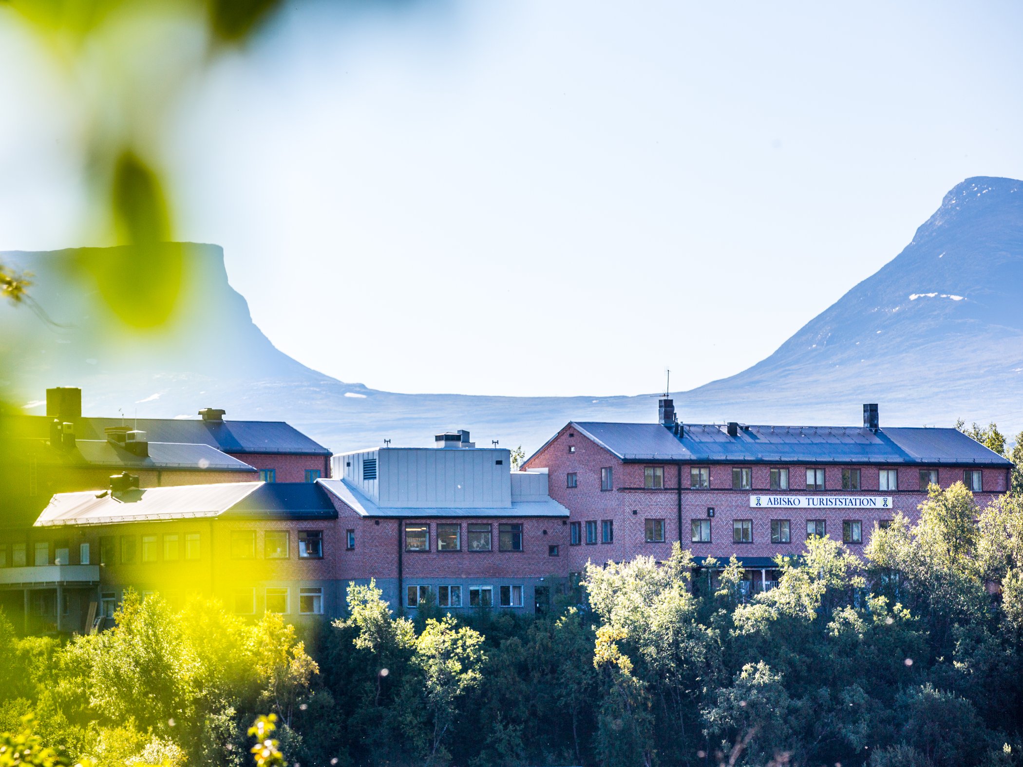 Abisko Turiststation med berg i bakgrunden.