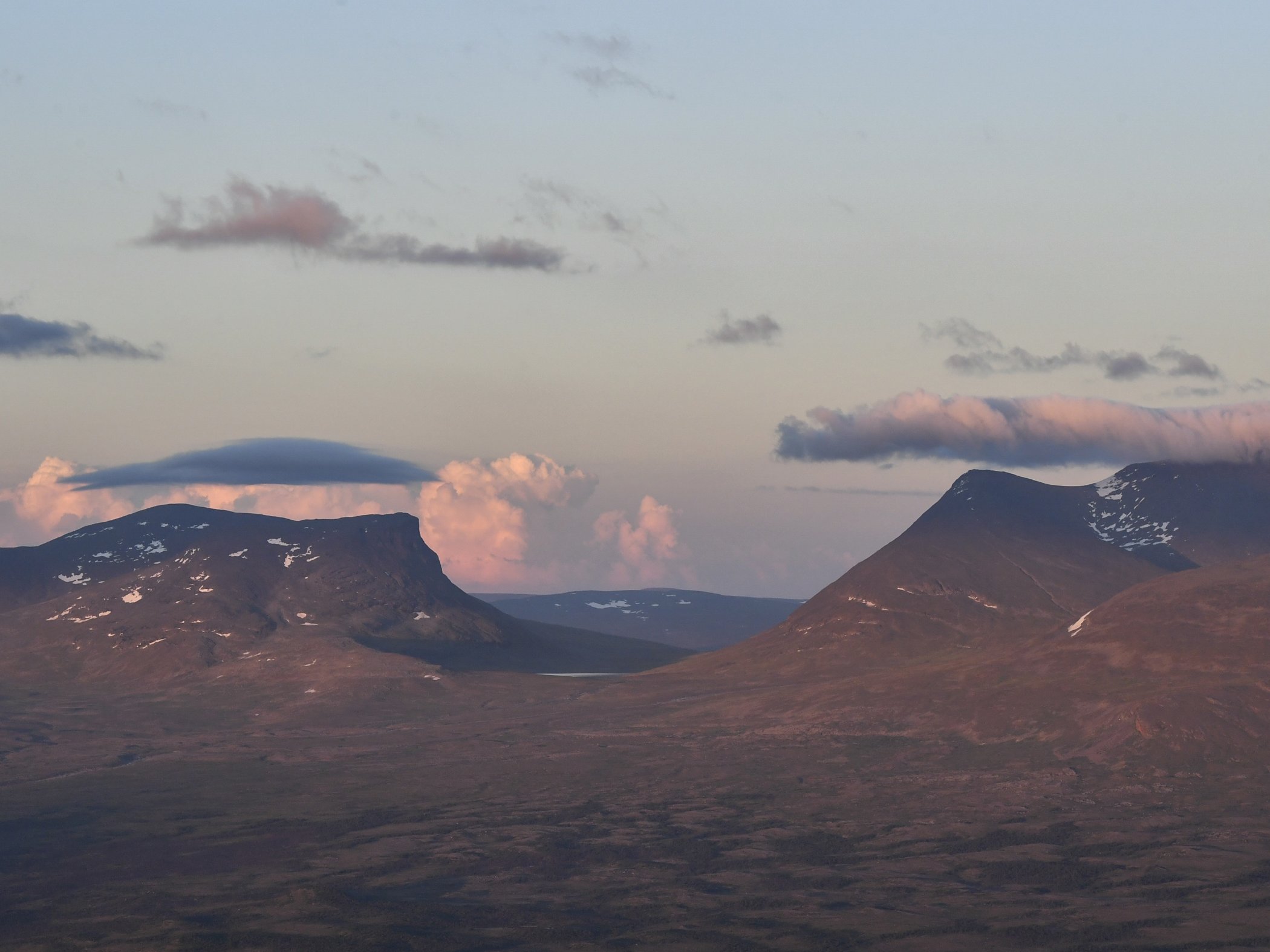 Fjällandskap i kvällsljus vid Abisko.