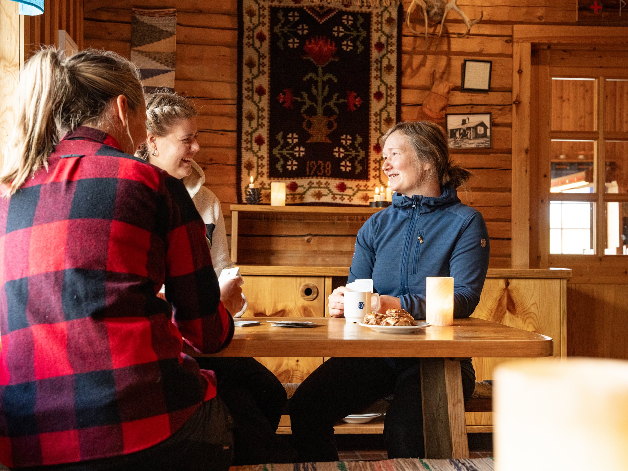 Besökare fikar i den mysiga miljön på STF Helags fjällstation.