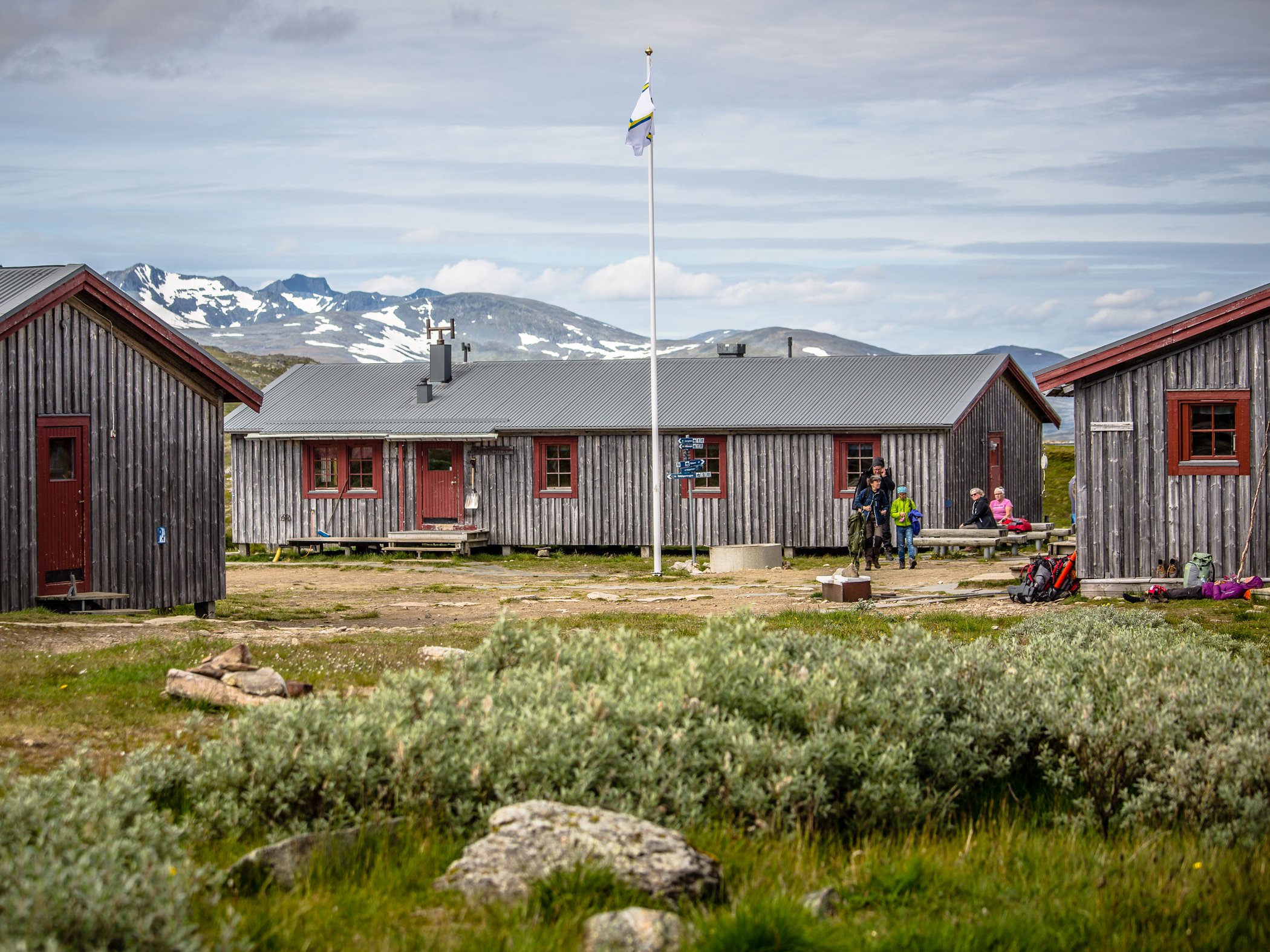STF Helags fjällstation med fjällandskap i bakgrunden.