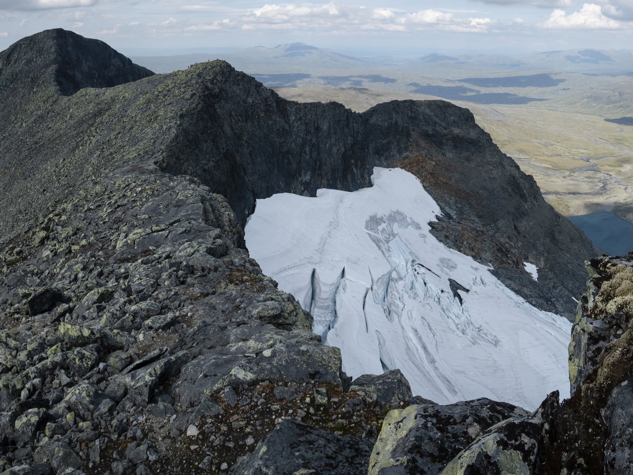 Helagsglaciären och dramatisk fjällkam i högfjällsmiljö nära STF Helags fjällstation.