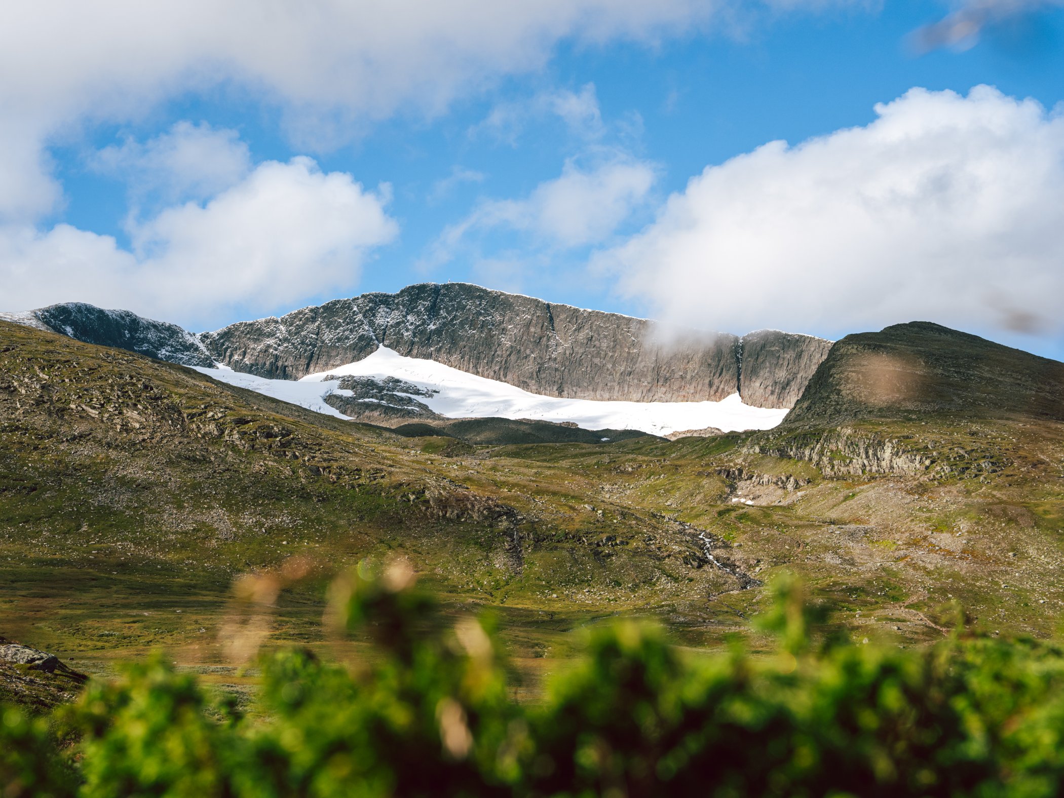 Helagsmassivet och glaciär i fjällandskap nära STF Helags fjällstation.
