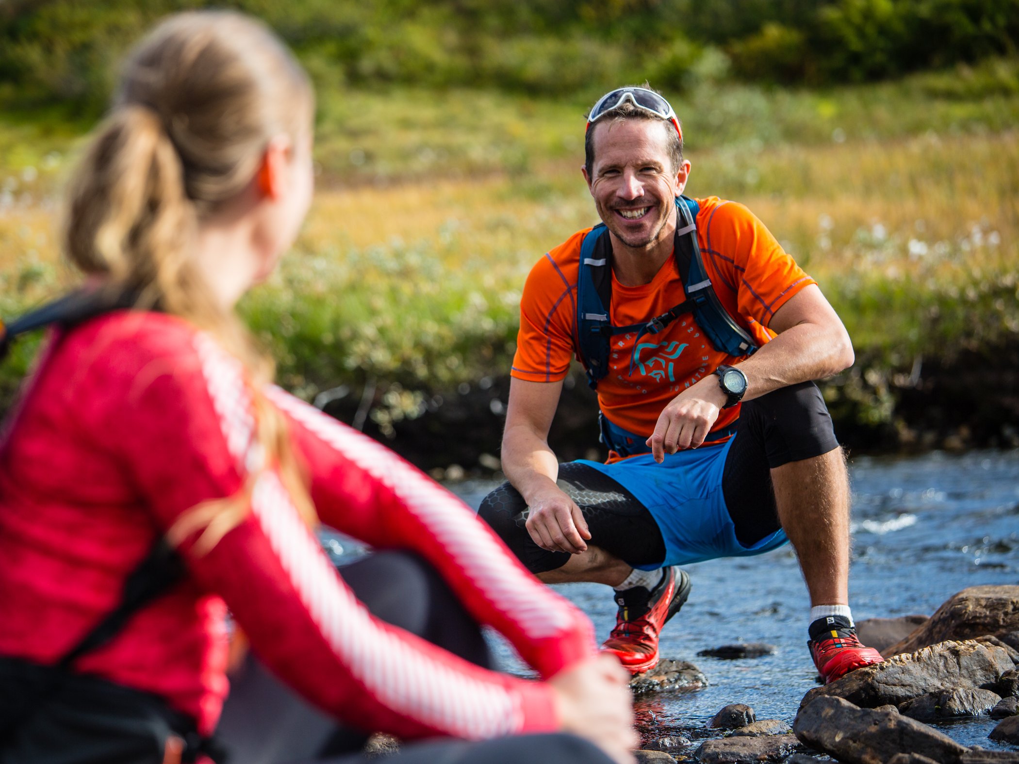 Trailrunner pausar vid en fjällbäck i Sylarna.