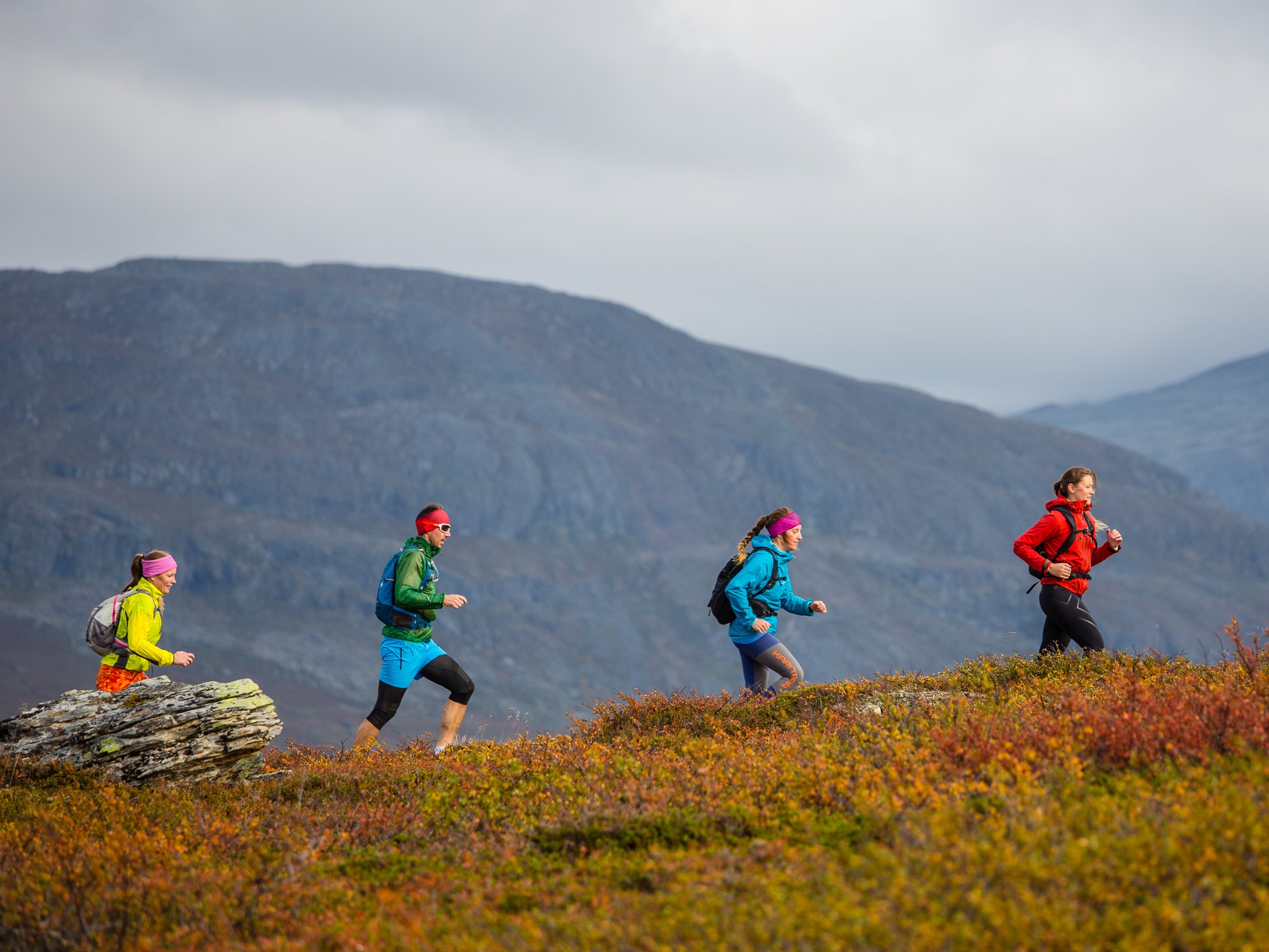 Trailrunners i fjällmiljö nära Sylarna.