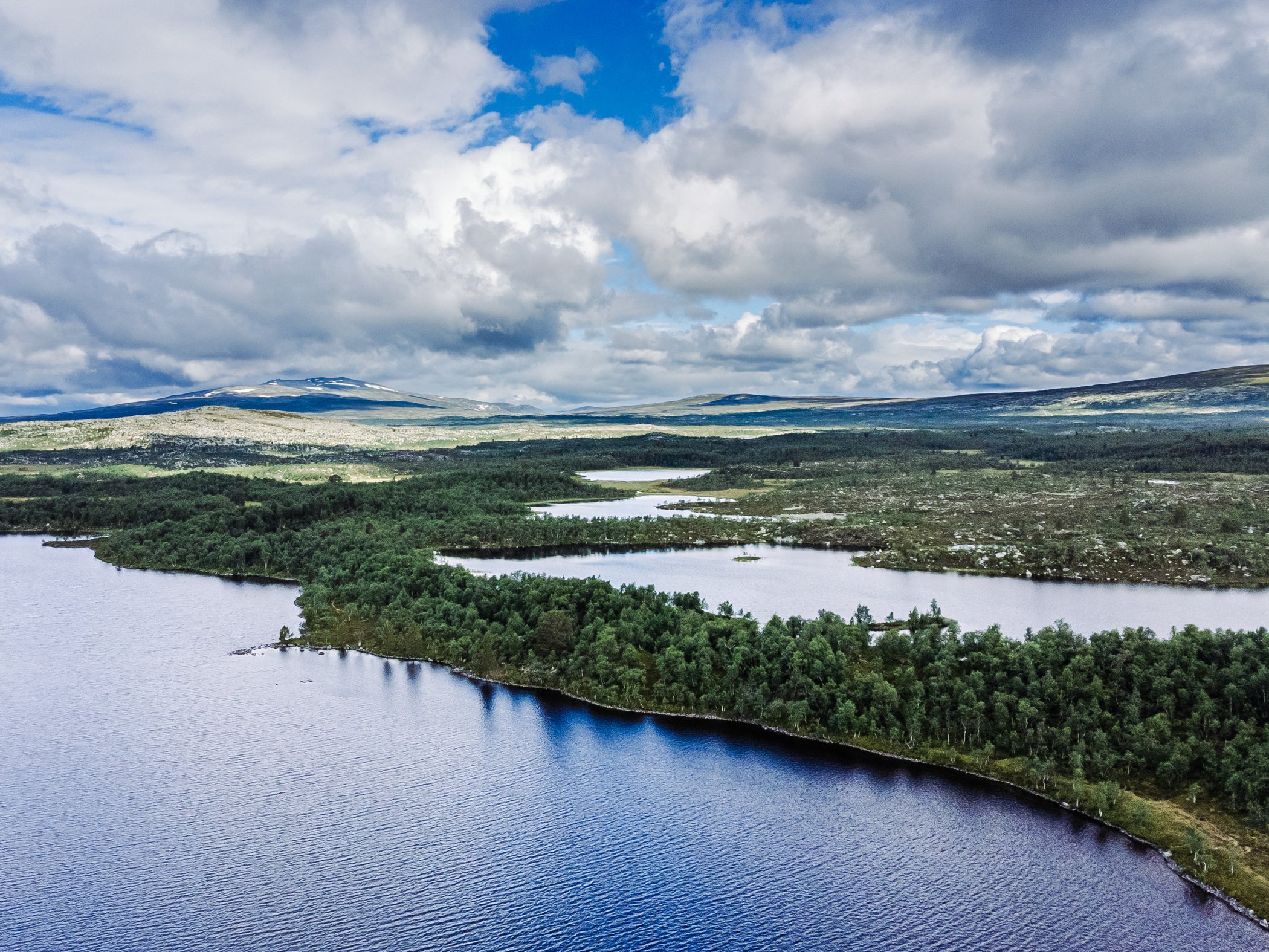 Flygfoto över sjöar och fjällandskap nära Grövelsjön.