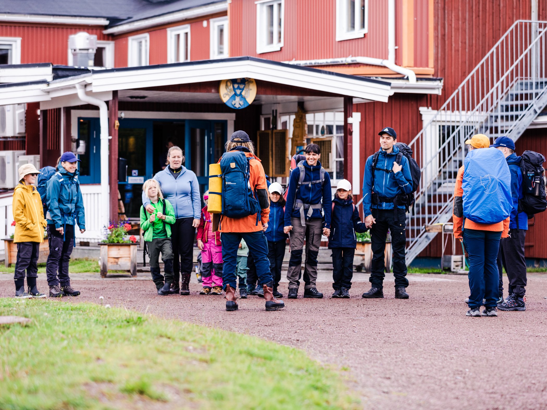 Grupp vandrare samlas utanför STF Grövelsjön Fjällstation inför vandring.