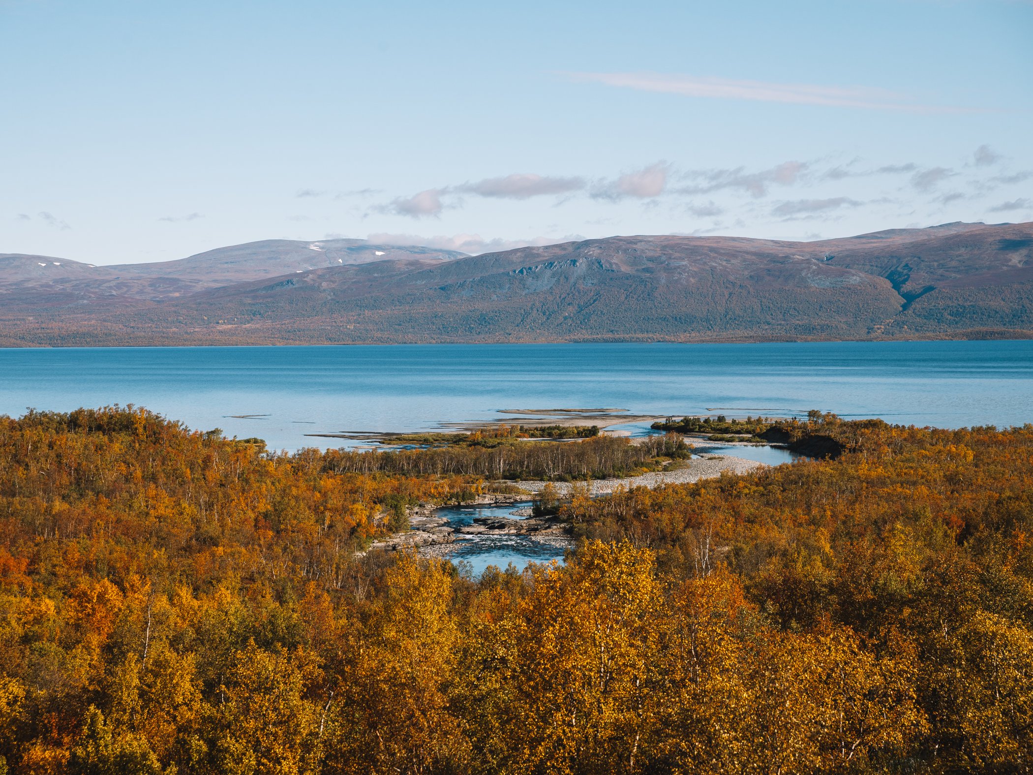 Höstfärger och vattendrag vid Torneträsk i Abisko.
