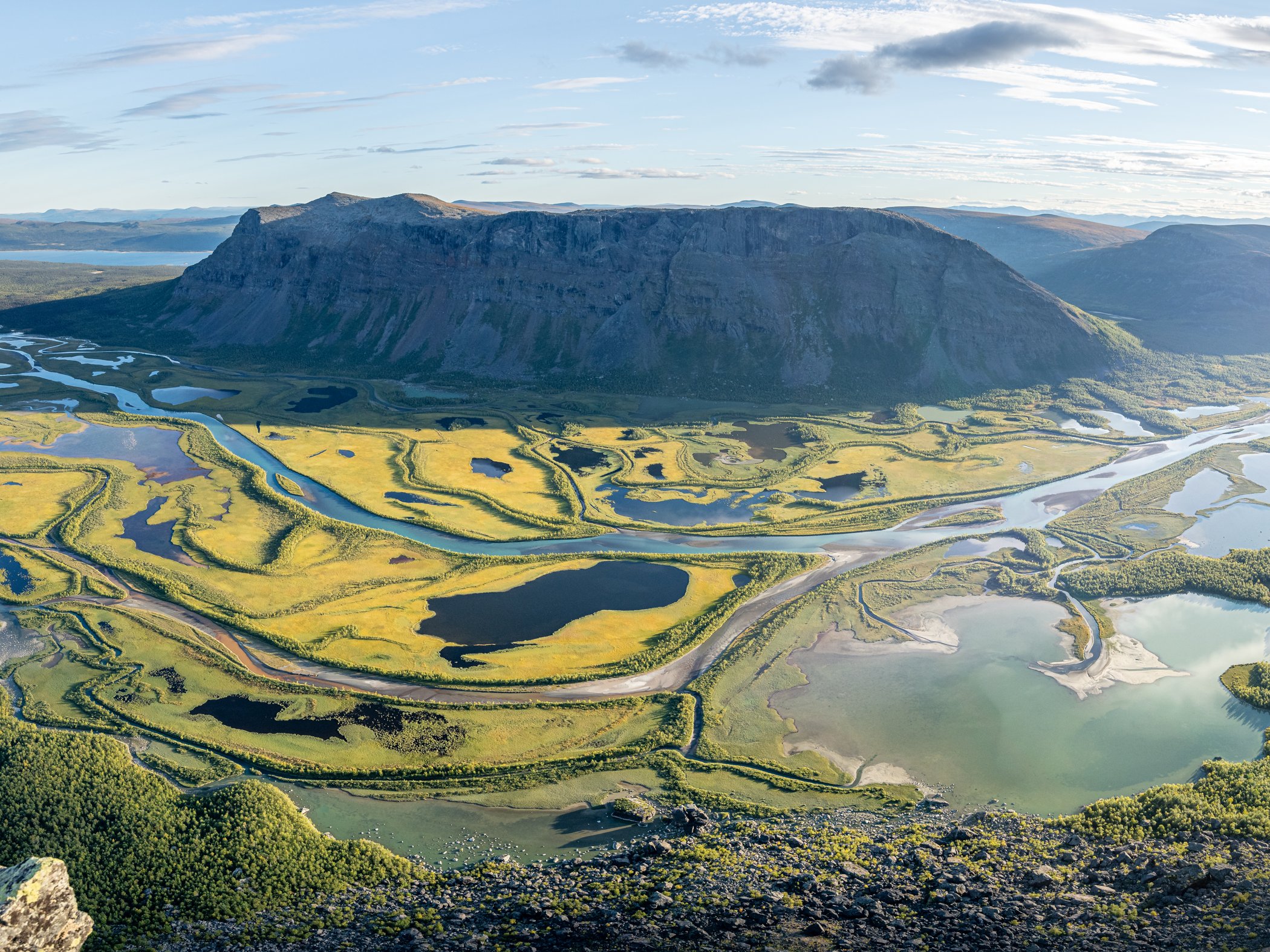 Utsikt över ett deltalandskap i fjällen.