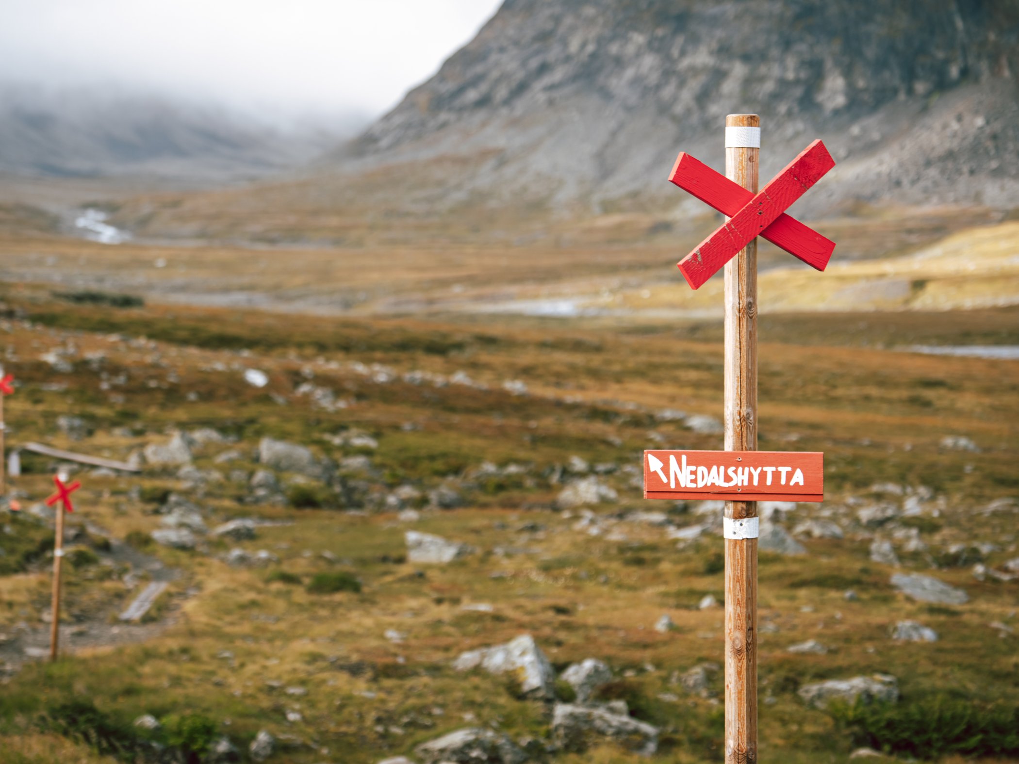 Ledmarkering mot Nedalshytta i öppet fjällandskap i Sylarna.