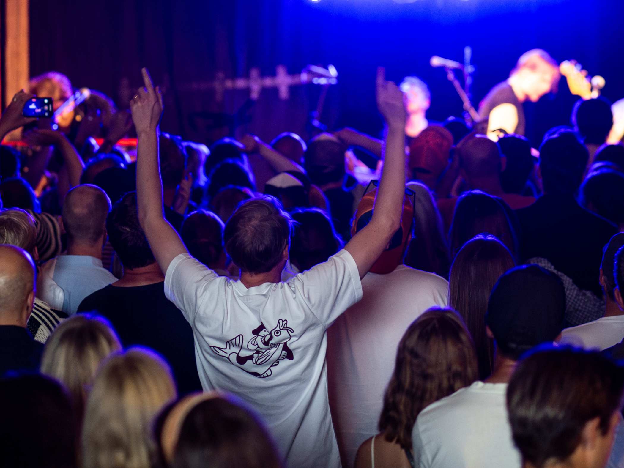 Folkhav vid konsert på Bolagsgården.