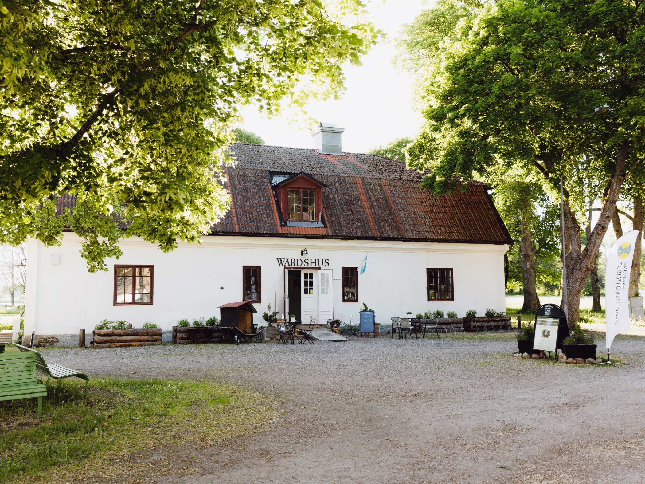 En bild på Gysinge Wärdshus i kvällssol.