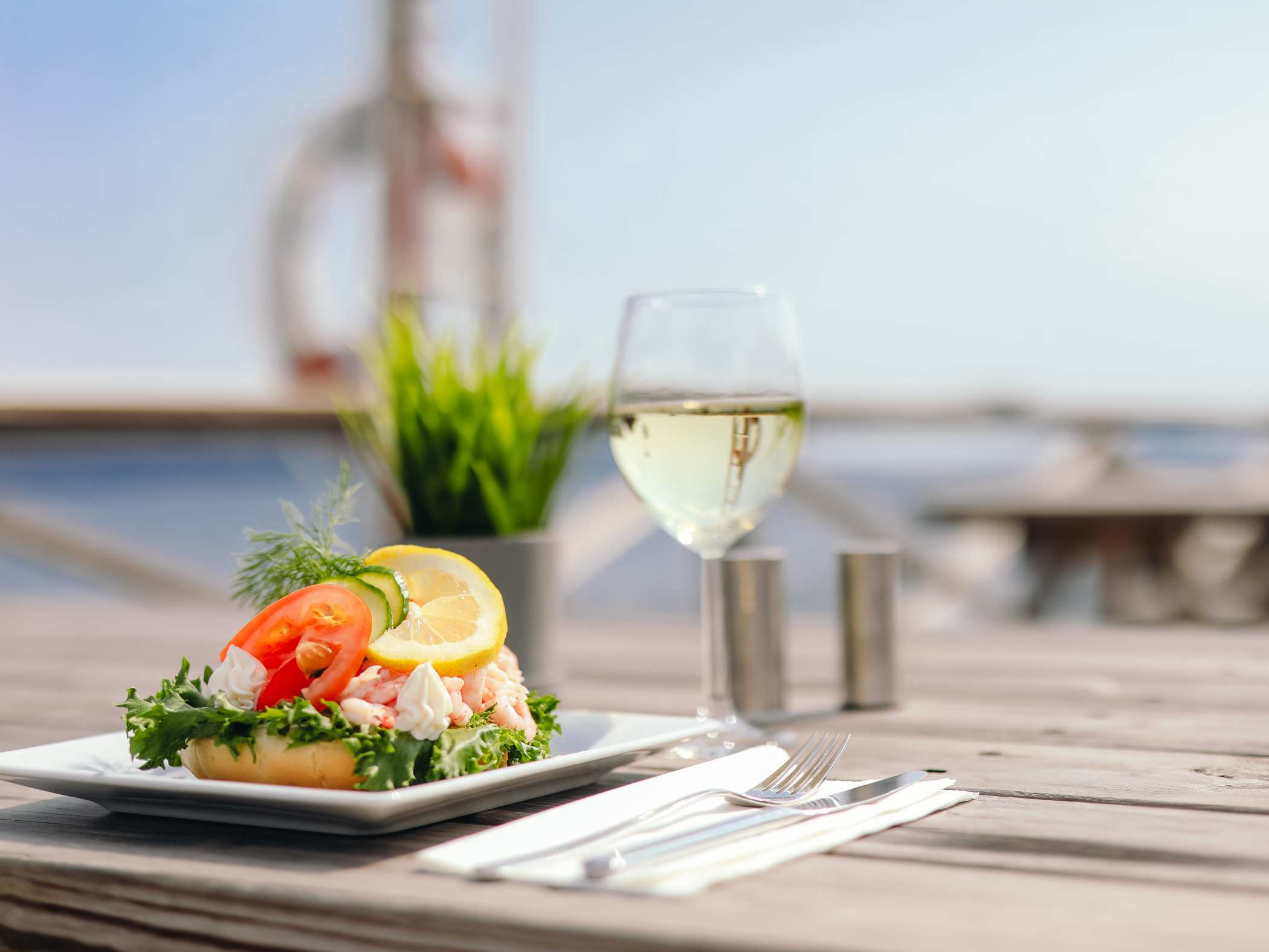 Räksmörgås serverad på Kajkanten.