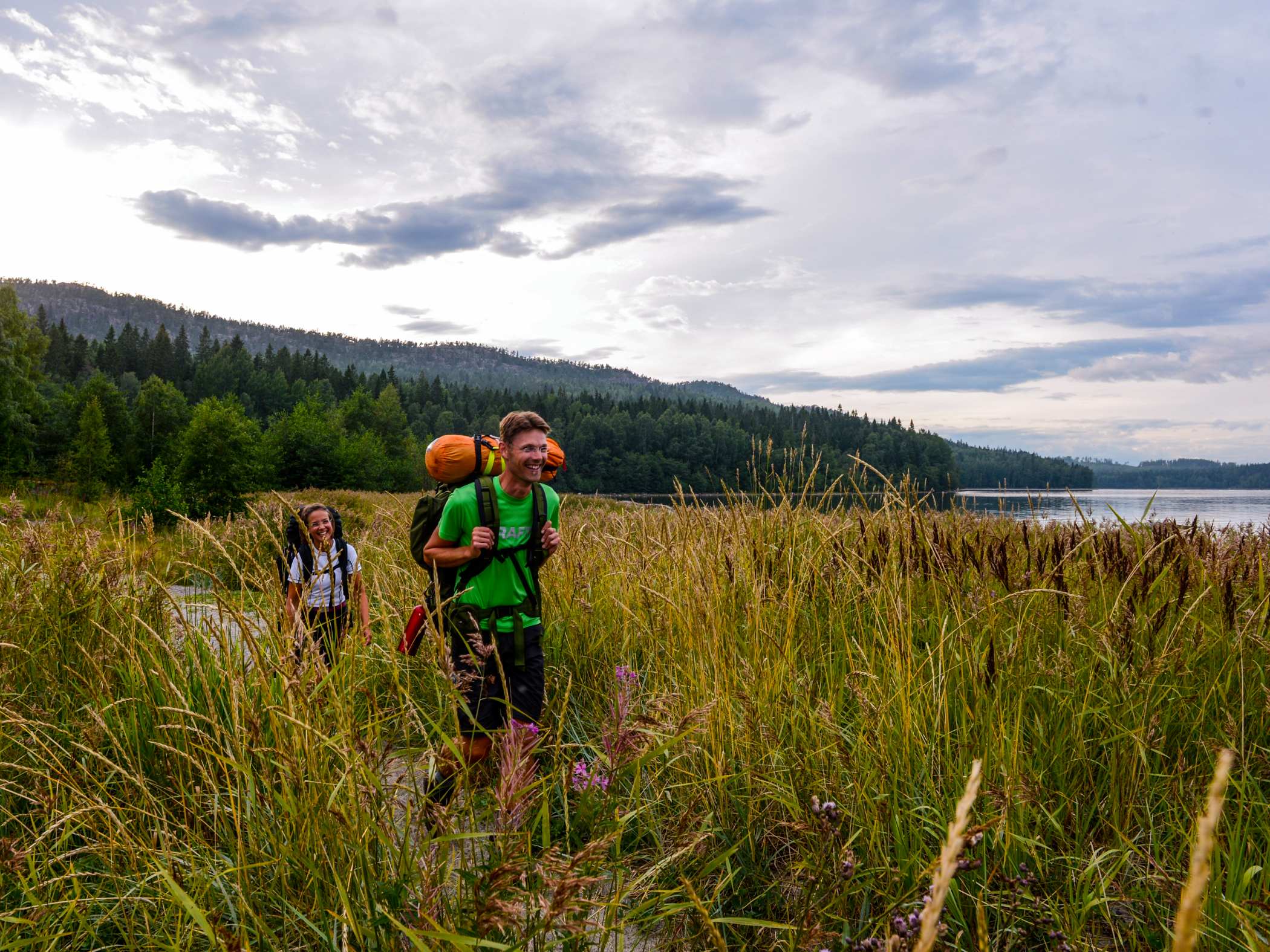 Två vandrare med packning i höga kusten. 