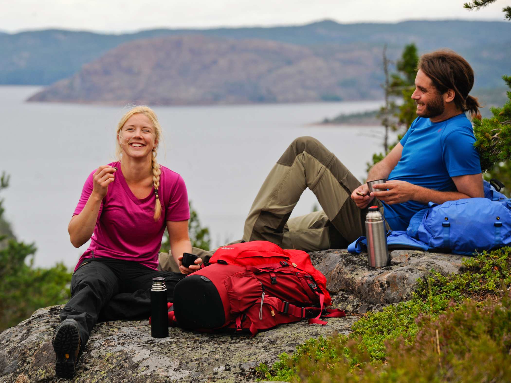 Vandrare som har picknick vid Höga Kusten.
