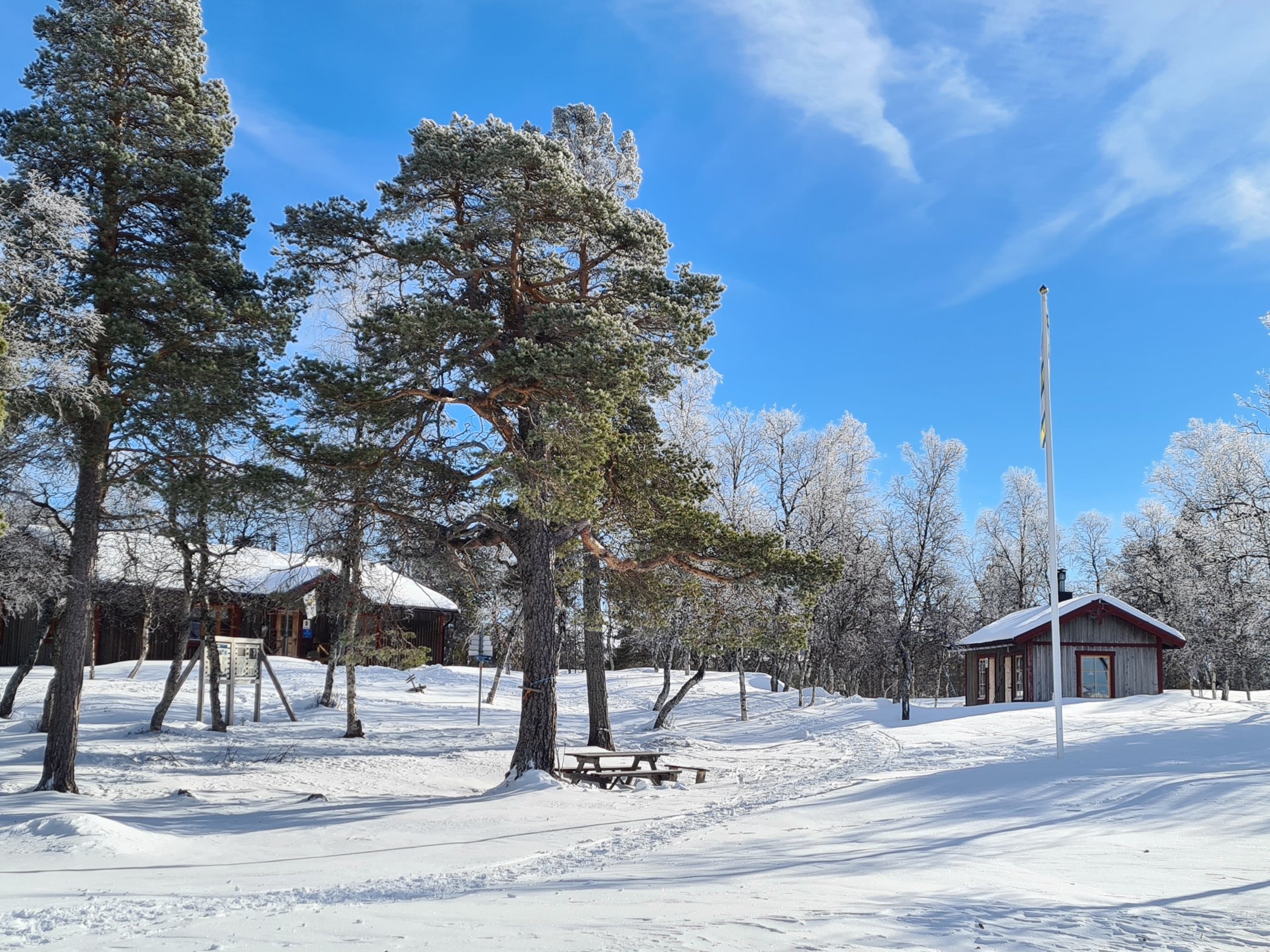 En fjällstuga i Rogen en solig vinterdag. 