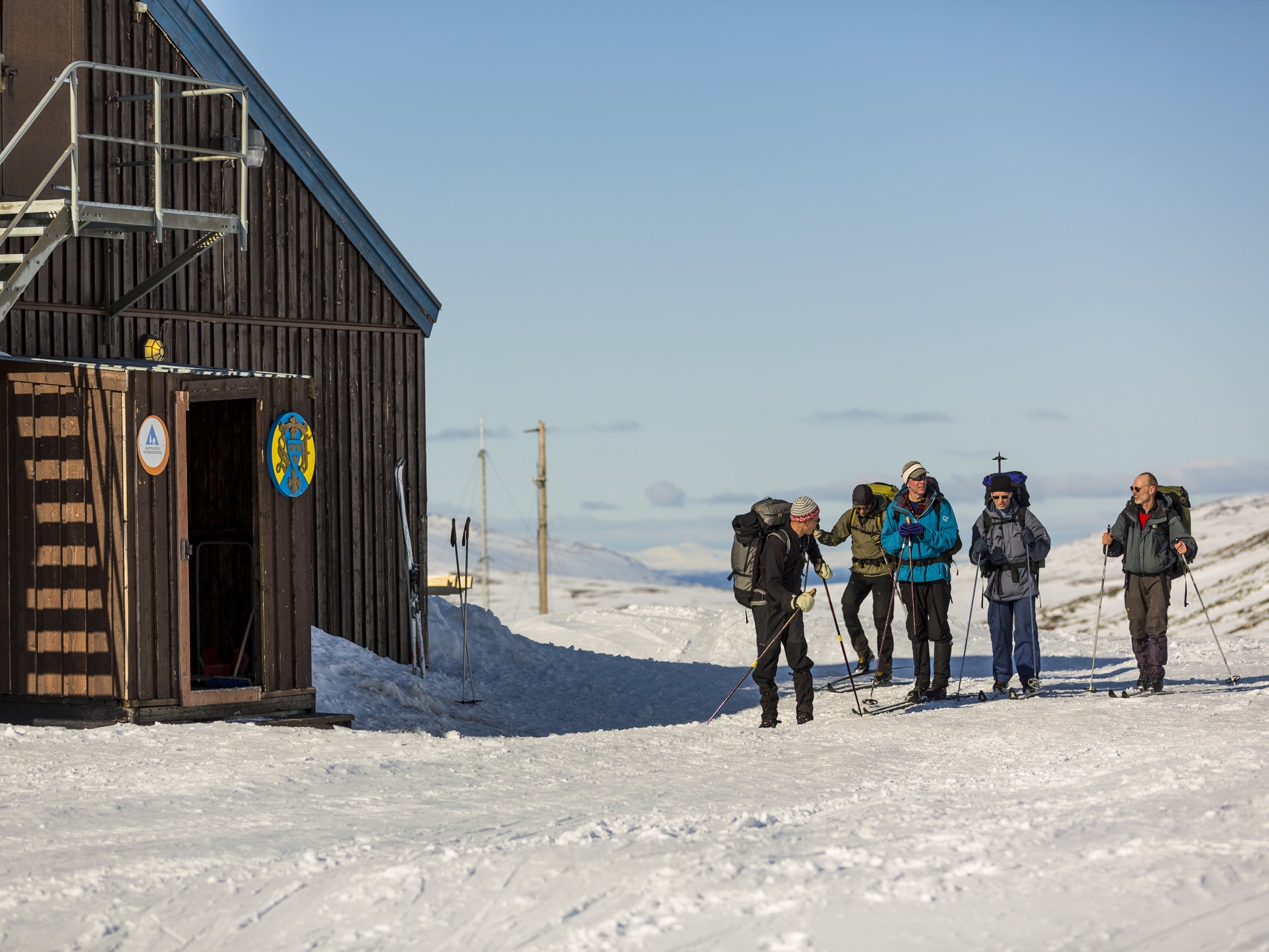 En grupp skidåkare framför en fjällstation.