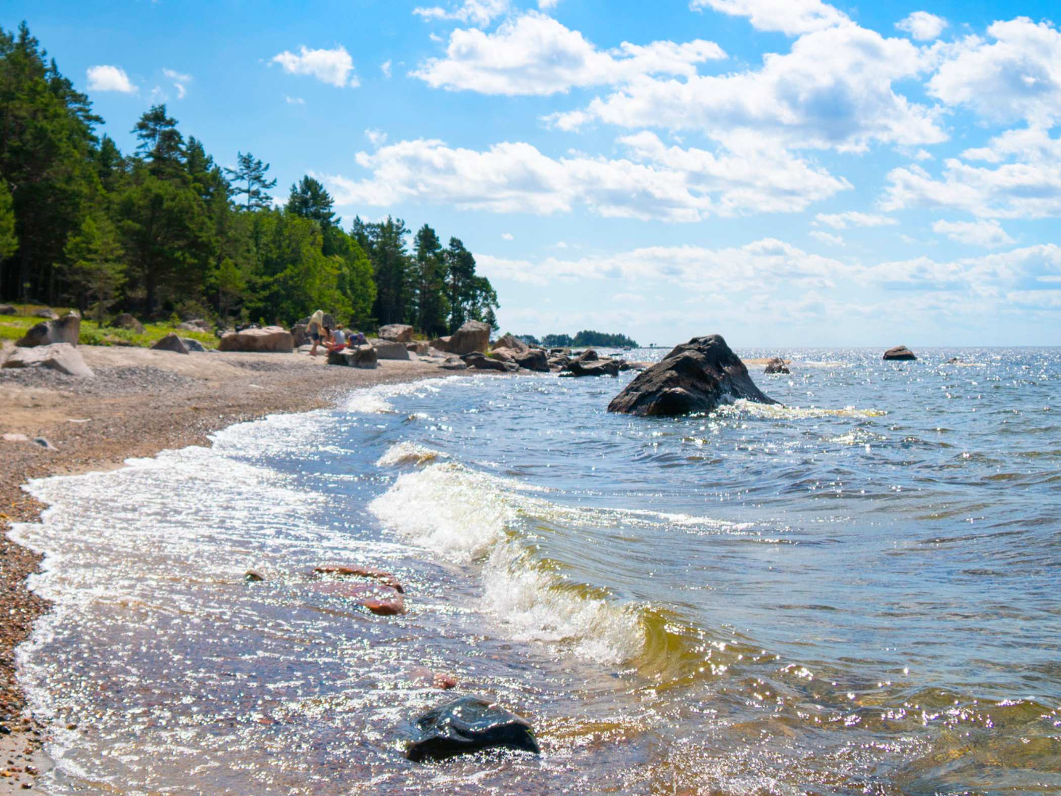 En sandstrand en sommardag. 