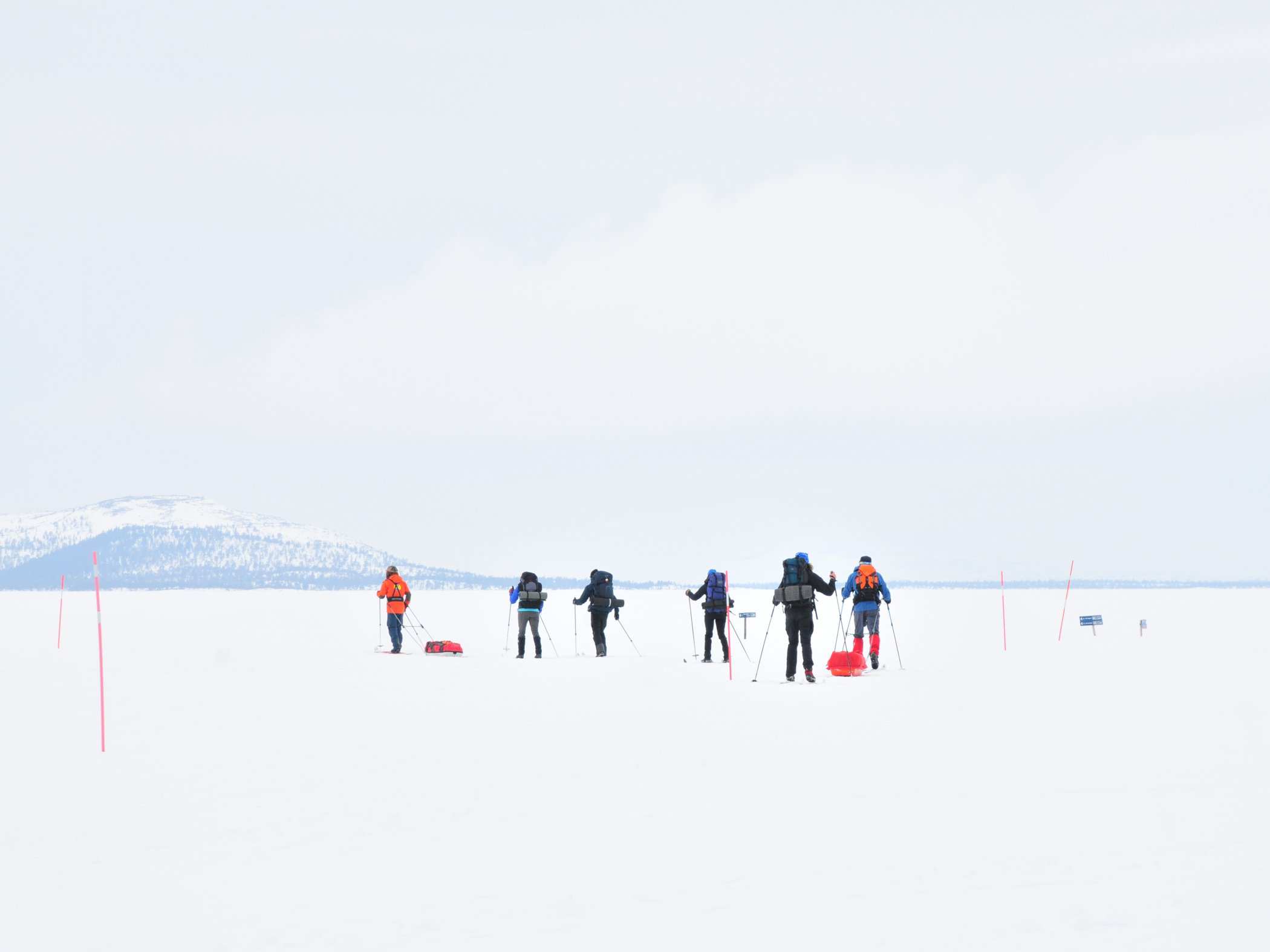 En grupp turskidåkare på öppna vidder. 