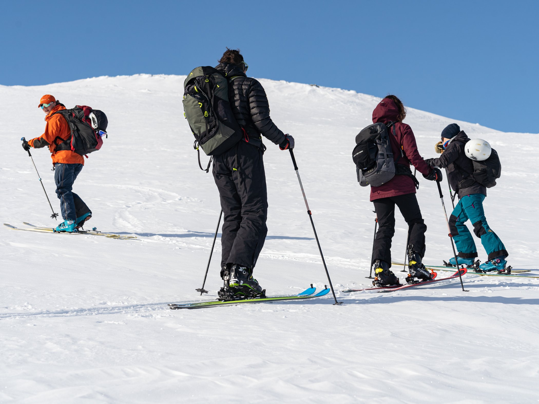 Guide leder deltagare uppför fjället under en topptur i Abisko.