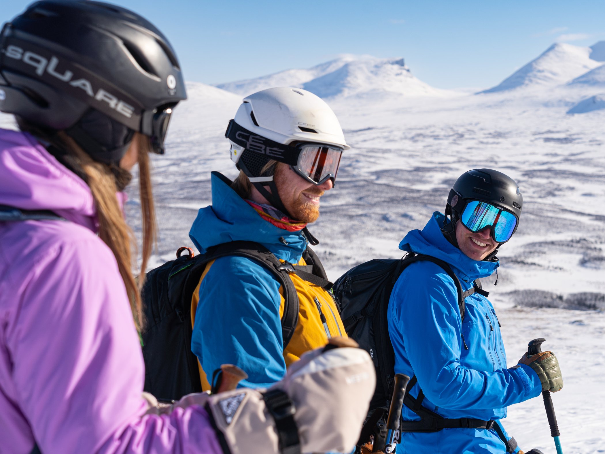 Deltagare på topptur tar paus med utsikt över fjällen i Abisko.