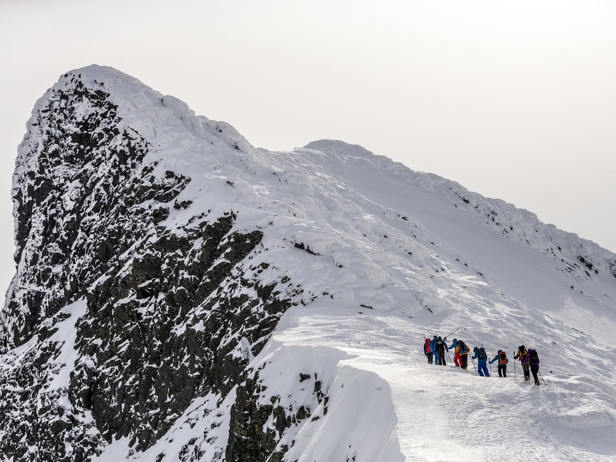topptur-grupp-pa-snoig-fjallkam-sylarna
