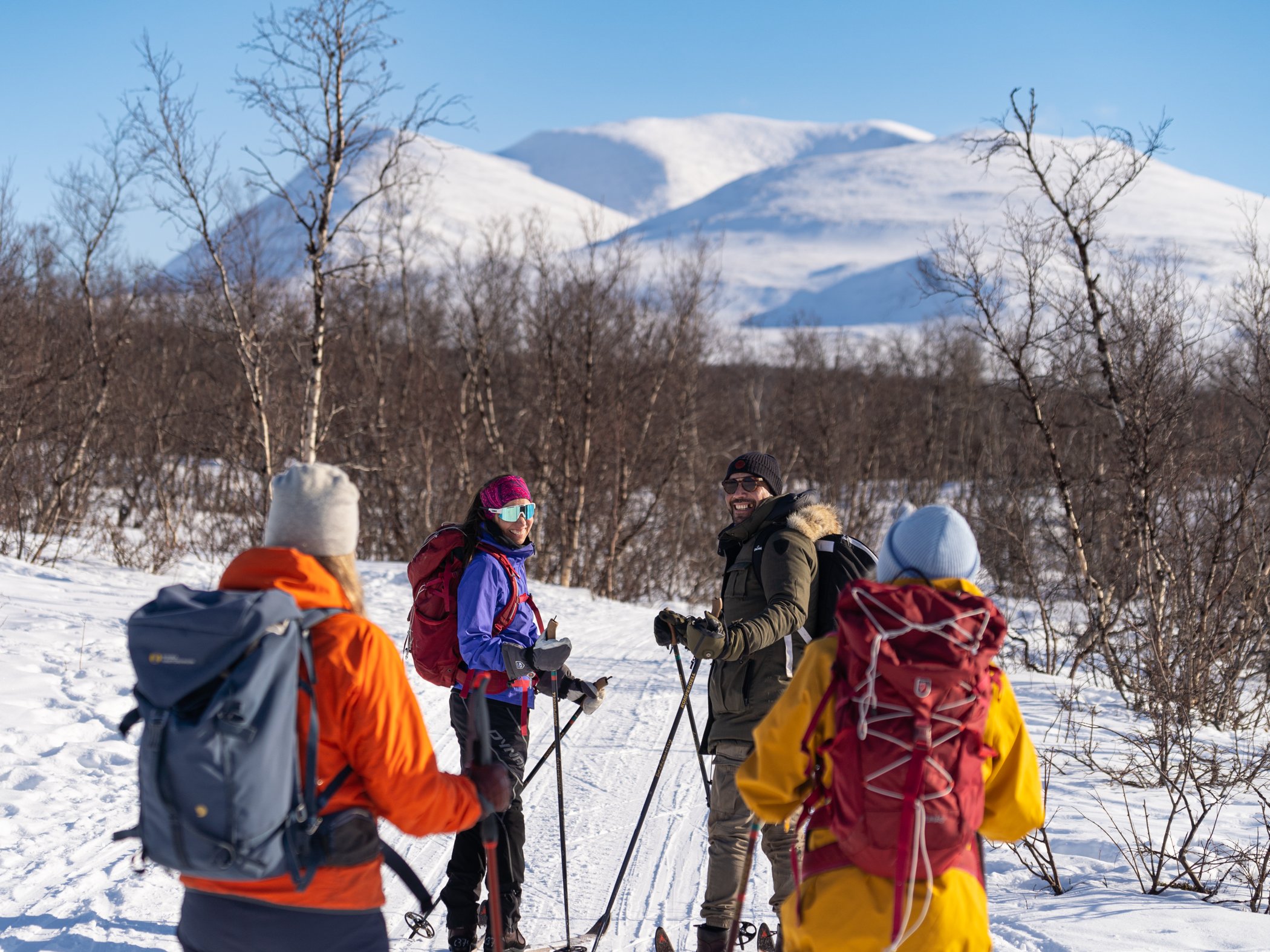 Deltagare gör paus under en turskidtur i vinterlandskapet i Abisko.