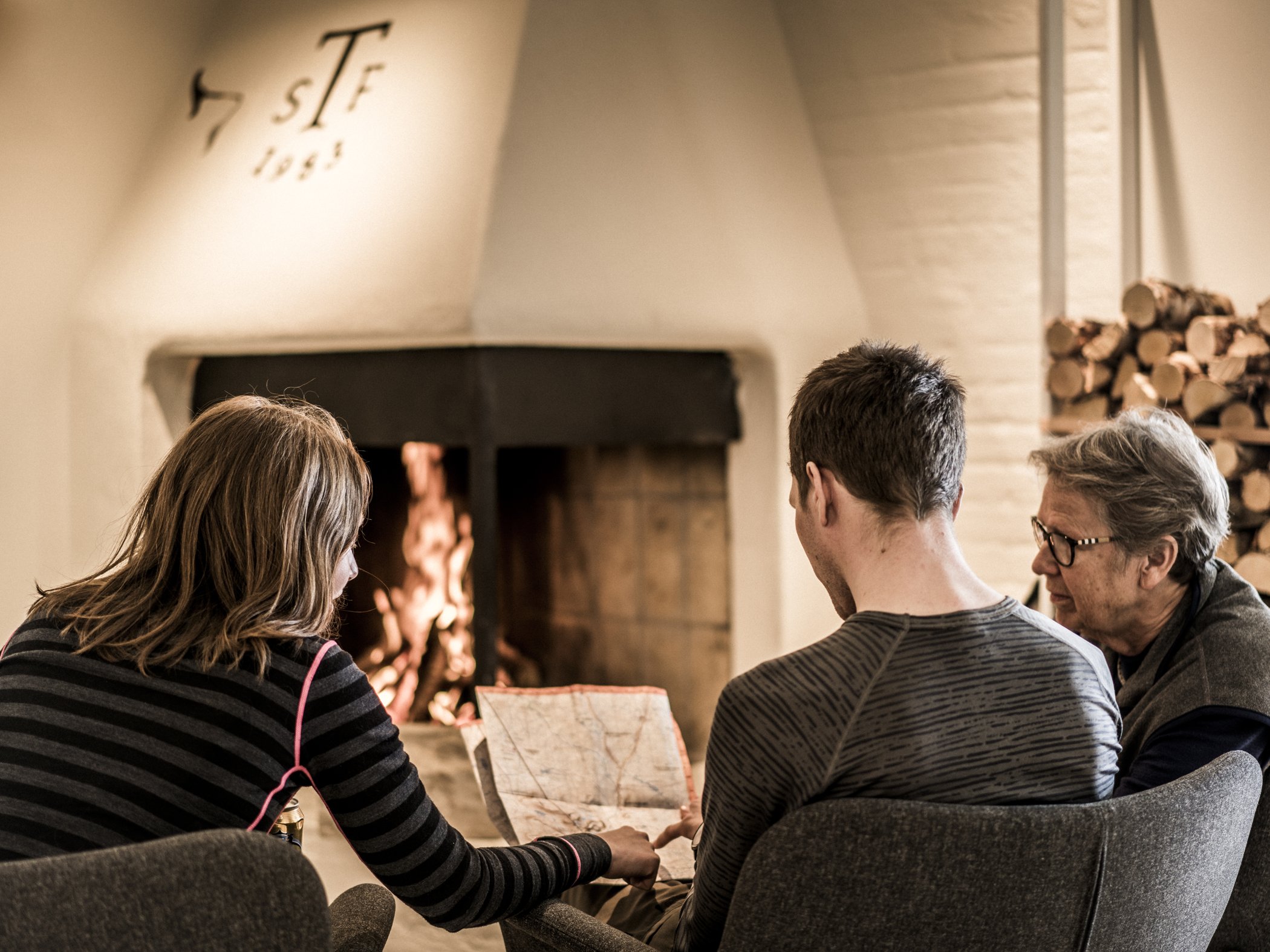 En grupp människor som myser vid en brasa.