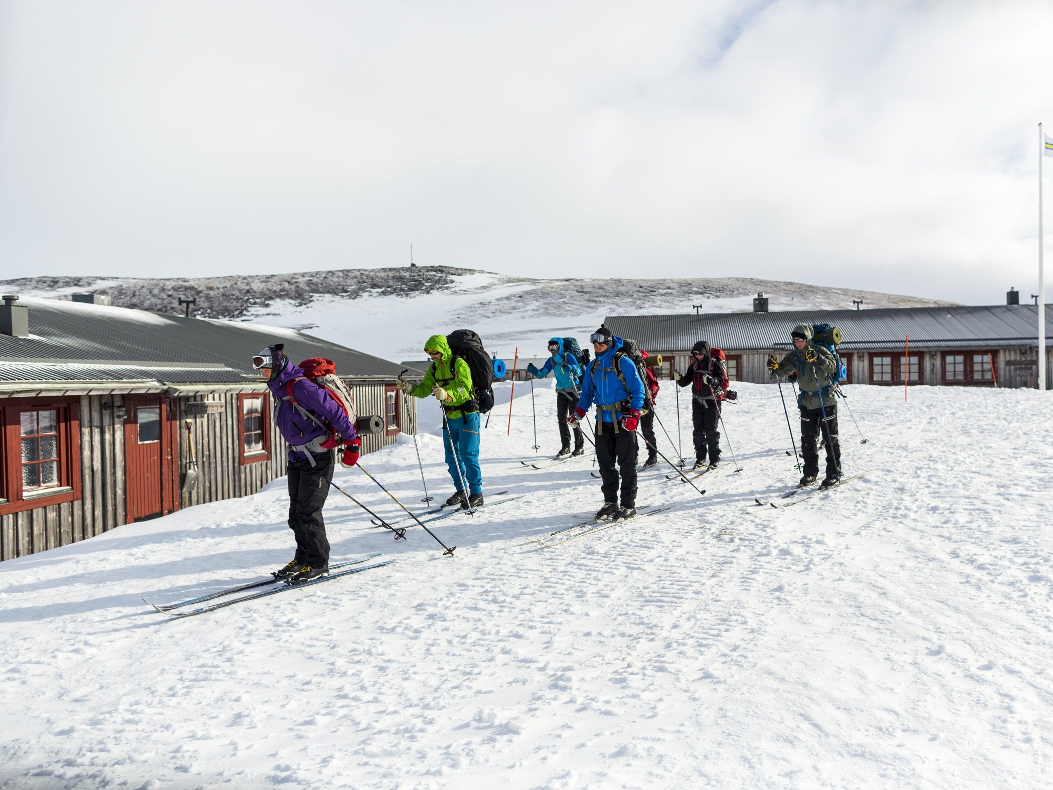 En grupp med turskidåkare vid Helags Fjällstation