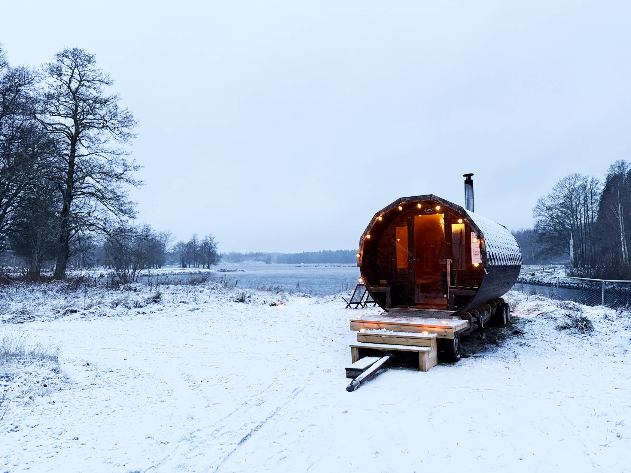 Upplyst tunnbastu i snön vid Dalälven, STF Gysinge Wärdshus & Hotell.