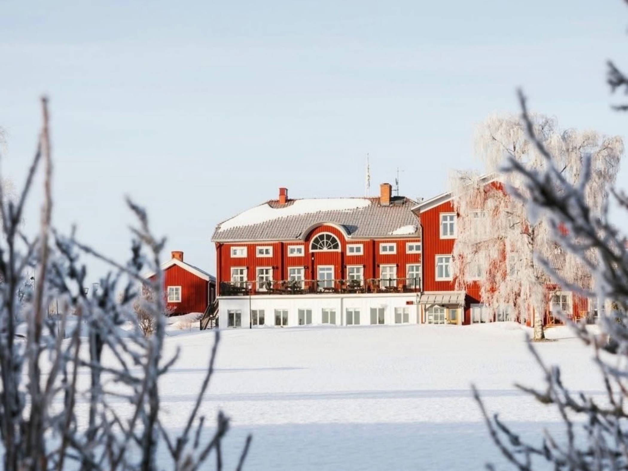 Undersvik, exteriört foto på huvudbyggnaden under vintern. Snön pryder marken och taket.